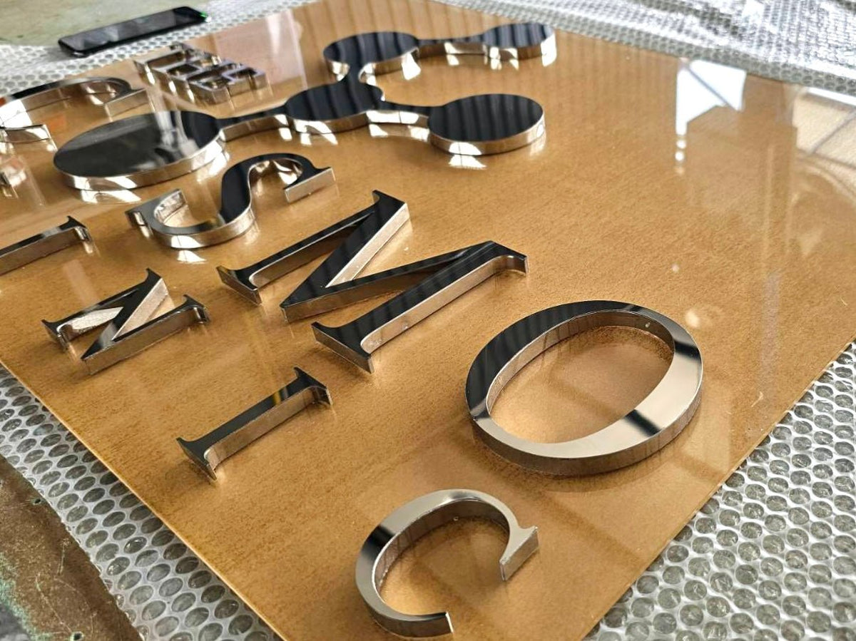 ป้ายชื่อบริษัทสแตนเลสเงินเงา เงาสวย ทนทาน เหมาะสำหรับอาคารสำนักงานและองค์กรธุรกิจ