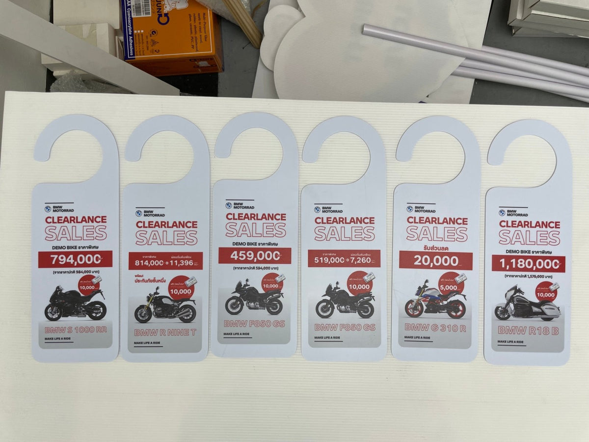 ป้ายแขวน ป้ายคล้องโซ่ และป้ายห้อย พิมพ์คมชัด แข็งแรง ใช้งานสะดวก เหมาะสำหรับป้ายร้านค้า ป้ายประชาสัมพันธ์ และงานอีเวนต์