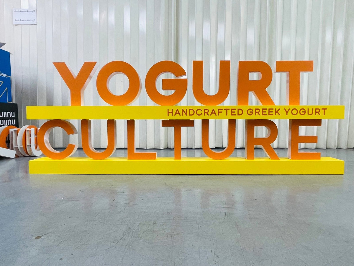 ป้ายโลโก้ตั้งพื้น และป้ายตั้งประกอบฉากถ่ายรูป ดีไซน์สวยสะดุดตา เหมาะสำหรับงานอีเวนต์ งานเปิดตัวสินค้า และการโปรโมทร้านค้า