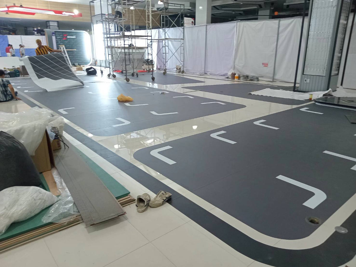 สติ๊กเกอร์ติดพื้น และสติ๊กเกอร์ติดทางเดิน พิมพ์คมชัด กันลื่น ทนทาน เหมาะสำหรับงานประชาสัมพันธ์ ป้ายบอกทาง และงานอีเวนต์