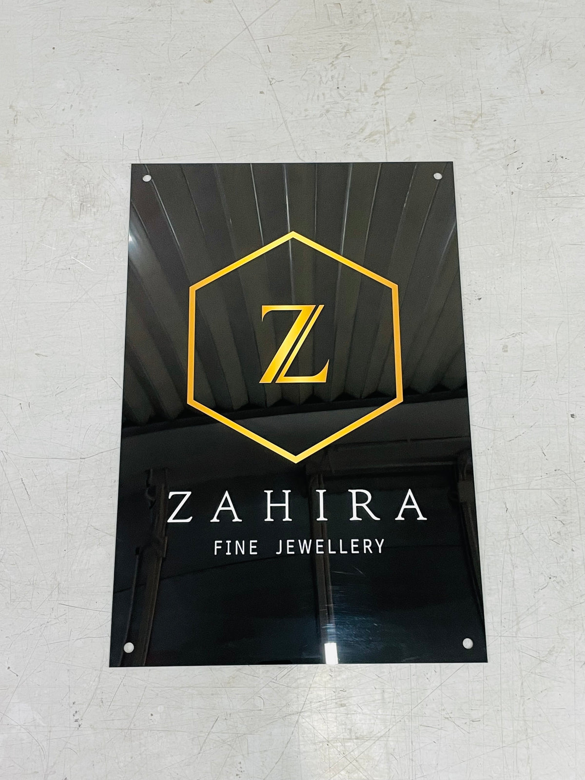 ป้ายอะคริลิคพิมพ์ยูวี แผ่นอะคริลิค และอะคริลิคติดสติ๊กเกอร์ พิมพ์คมชัด สีสวยทนทาน เหมาะสำหรับป้ายบริษัท ร้านค้า และงานตกแต่ง