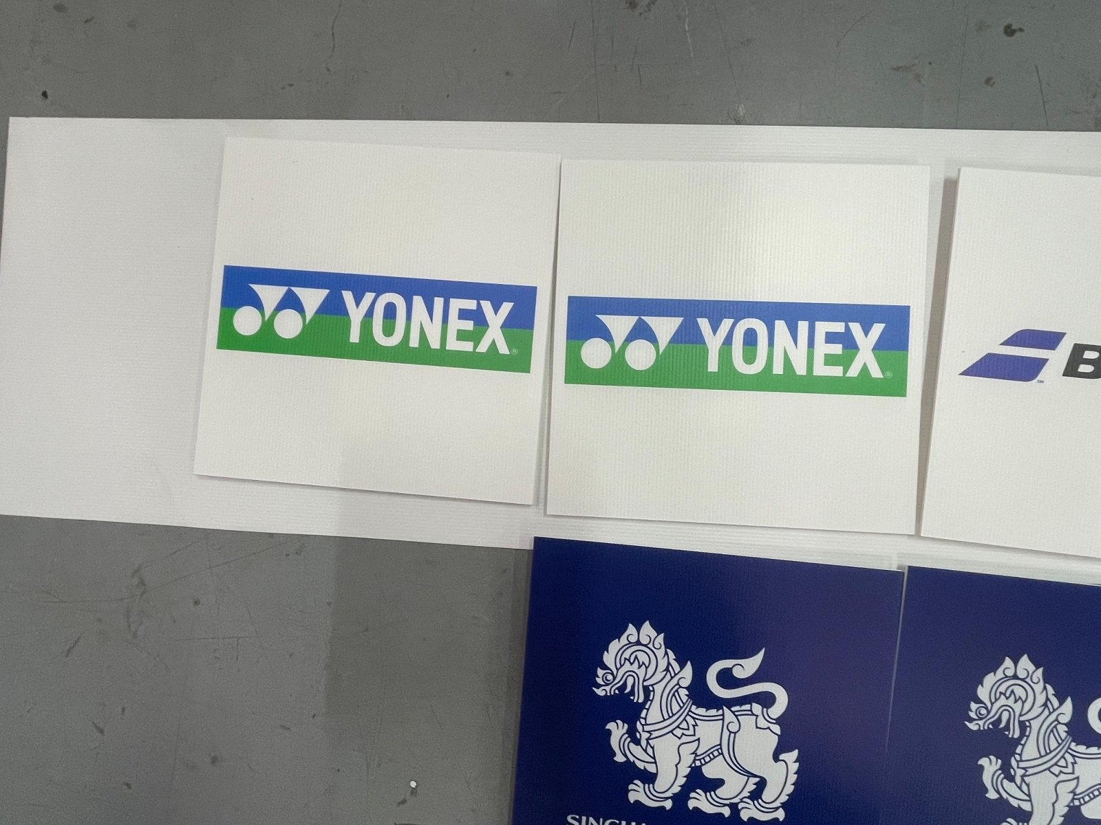 ป้ายสปอนเซอร์ พร้อมโลโก้ Li-Ning และ Yonex พิมพ์คมชัด เหมาะสำหรับงานกีฬา อีเวนต์ การแข่งขัน และโปรโมชันแบรนด์