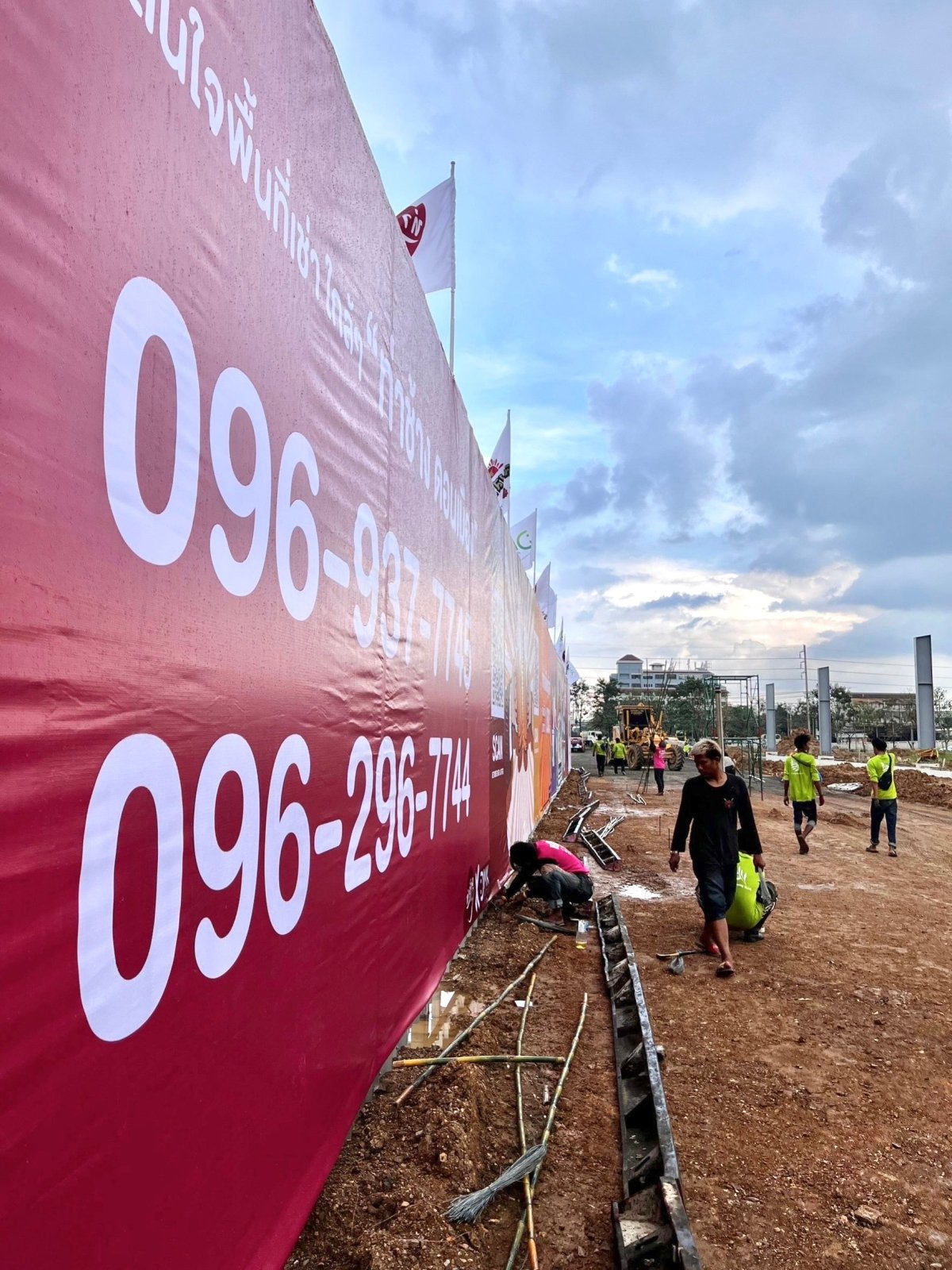 ป้ายไวนิลหมู่บ้านจัดสรร ป้ายโครงการ พิมพ์คมชัด สีสด เหมาะสำหรับงานอสังหาริมทรัพย์และประชาสัมพันธ์