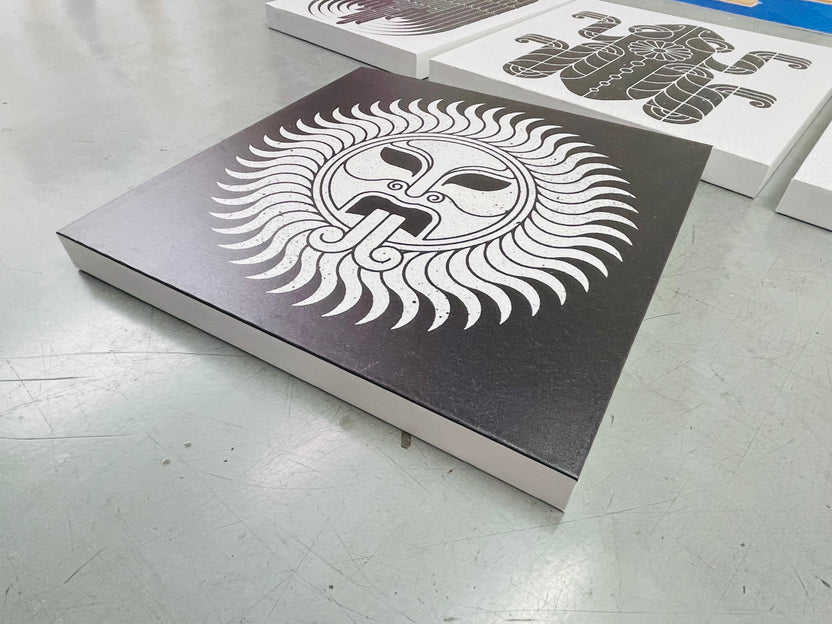 ป้ายสี่เหลี่ยมดำ หน้าดวงอาทิตย์ขาวแบบสไตล์ รังสีแผ่กระจาย ใบหน้าละเอียด ติดผนัง