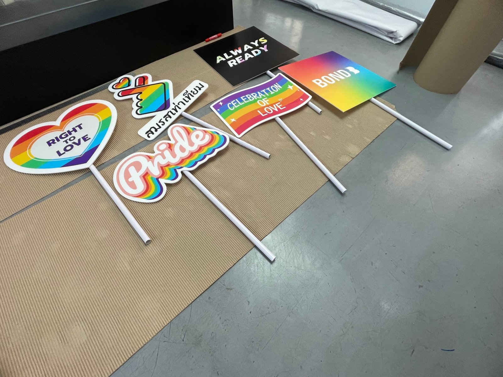 ป้ายถือถ่ายรูป ป้ายพร็อพ สำหรับงานแต่ง งานอีเวนต์ และปาร์ตี้ ดีไซน์น่ารัก พิมพ์คมชัด เพิ่มความสนุกในการถ่ายภาพ