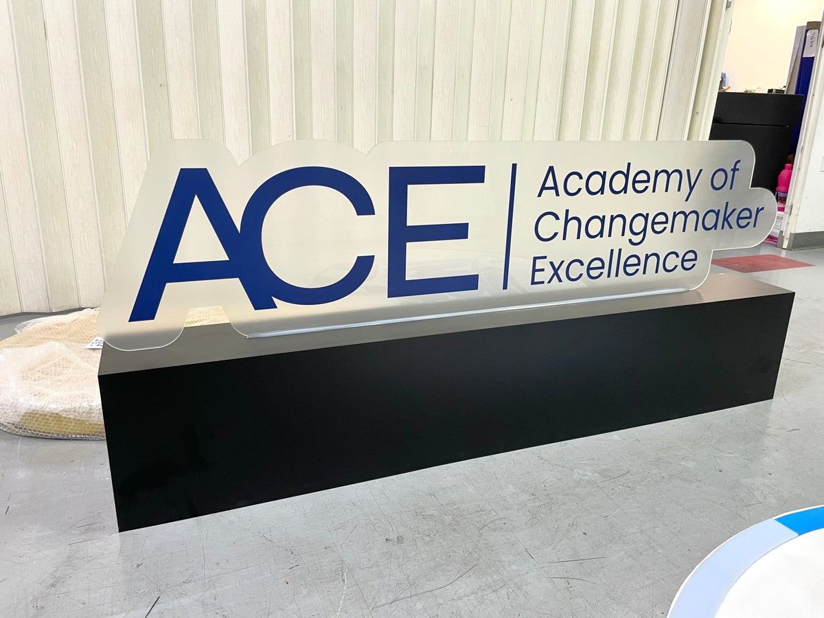 ป้ายโลโก้ตั้งพื้น และป้ายตั้งประกอบฉากถ่ายรูป ดีไซน์สวยสะดุดตา เหมาะสำหรับงานอีเวนต์ งานเปิดตัวสินค้า และการโปรโมทร้านค้า