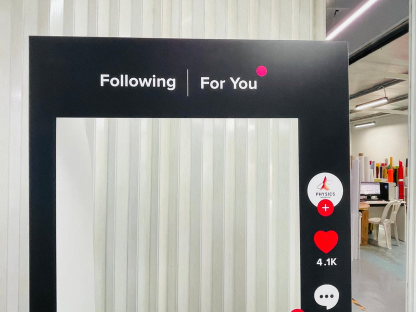 กรอบป้าย Instagram และ Facebook ดีไซน์เหมือนหน้าฟีดโซเชียล เหมาะสำหรับงานอีเวนต์ งานถ่ายภาพ และกิจกรรมโปรโมชัน