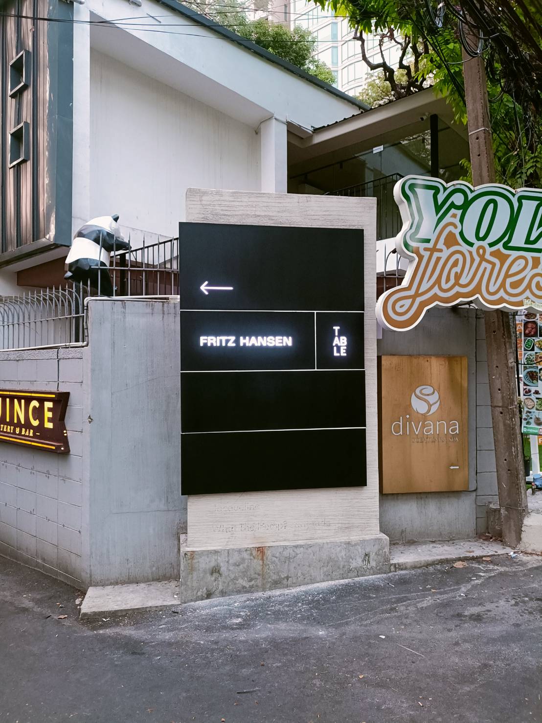 ป้ายตั้ง Totem ป้ายเสาบอกทาง เสาประชาสัมพันธ์ ดีไซน์สูงเด่น เหมาะสำหรับห้างสรรพสินค้าและอาคาร