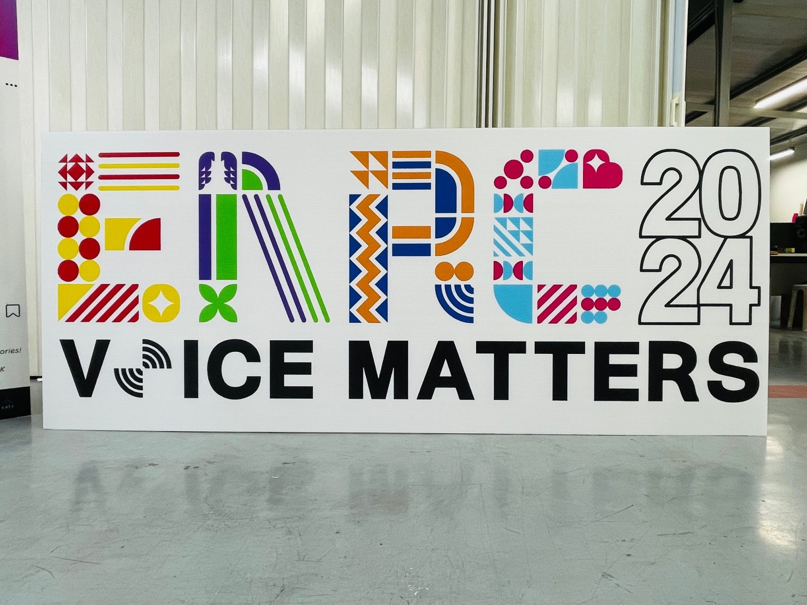 ป้ายสปอนเซอร์ พร้อมโลโก้ Li-Ning และ Yonex พิมพ์คมชัด เหมาะสำหรับงานกีฬา อีเวนต์ การแข่งขัน และโปรโมชันแบรนด์