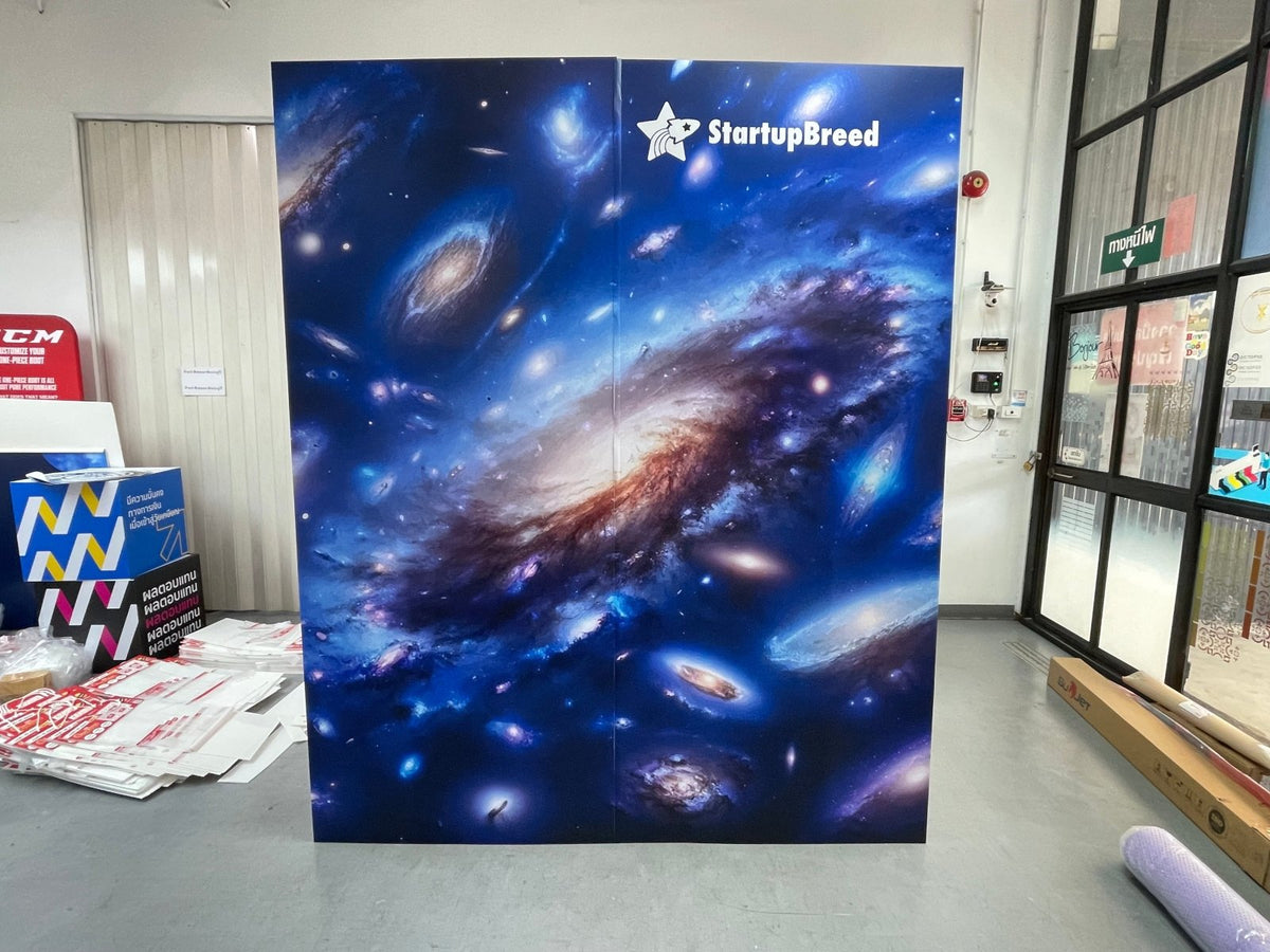 แบคดรอปฟิวเจอร์บอร์ด ฉากถ่ายรูปราคาถูก พิมพ์คมชัด น้ำหนักเบา ติดตั้งง่าย เหมาะสำหรับงานแต่ง งานอีเวนต์ และงานถ่ายภาพ