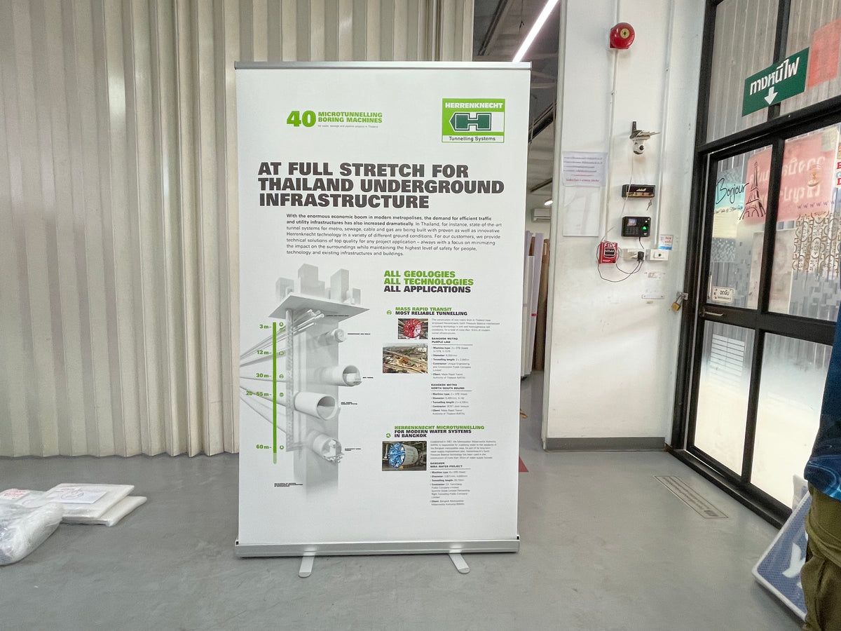 ป้าย Roll Up สำหรับออกบูธ งานแสดงสินค้า และโปรโมทร้านค้า Roll Up Printing ป้ายโฆษณาพร้อมโลโก้และข้อความโปรโมต