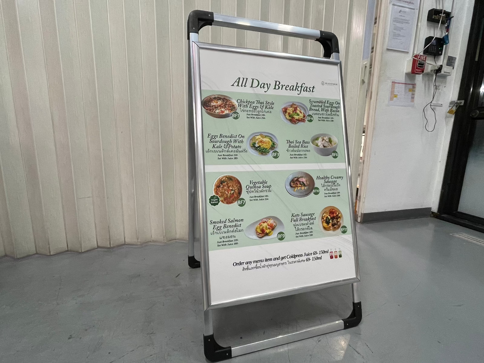 ป้ายตั้งพื้นสำเร็จรูป อลูมิเนียม พับเก็บได้ แข็งแรง ใช้งานสะดวก เหมาะสำหรับอีเวนต์และหน้าร้าน