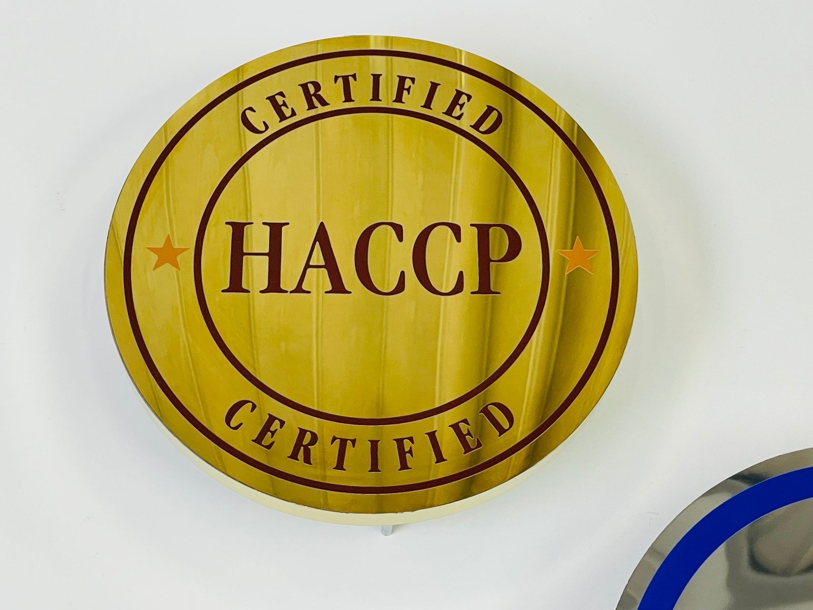 ป้ายสแตนเลส ทองเงา Mirror สวยหรู ทนทาน ใช้สำหรับป้ายชื่อบริษัท โลโก้องค์กร และตกแต่งอาคาร