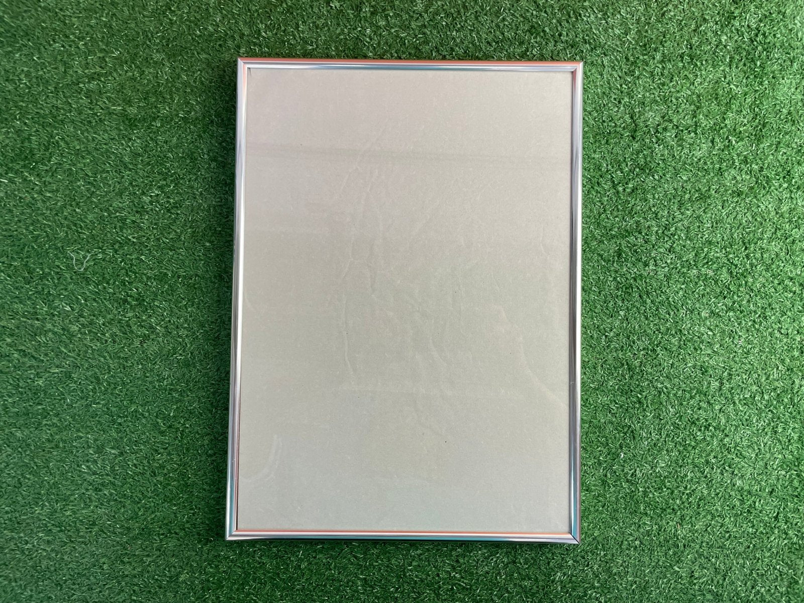 กรอบสแตนเลส กรอบป้ายสอดสแตนเลส แข็งแรง ทนทาน เหมาะสำหรับอาคารสำนักงานและโครงการ