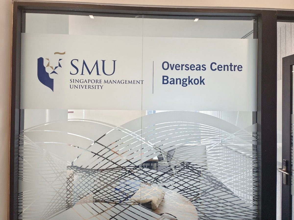 สติกเกอร์ฝ้าขุ่นติดกระจก พิมพ์สี สติกเกอร์พิมพ์ลาย สติ๊กเกอร์กั้นห้อง ในออฟฟิศ