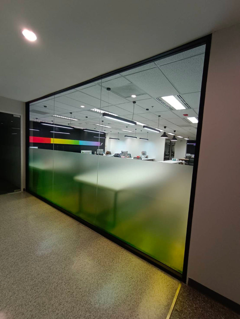 สติกเกอร์ฝ้าขุ่นติดกระจก พิมพ์สี สติกเกอร์พิมพ์ลาย สติ๊กเกอร์กั้นห้อง ในออฟฟิศ