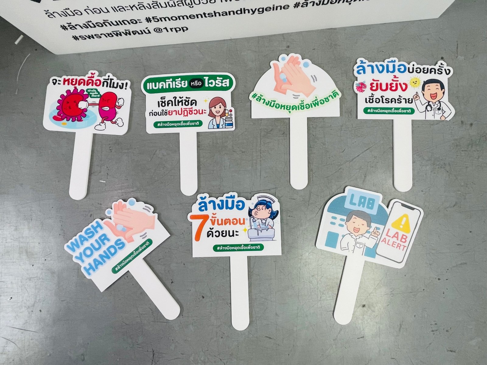 ป้ายถือถ่ายรูป ป้ายพร็อพ สำหรับงานแต่ง งานอีเวนต์ และปาร์ตี้ ดีไซน์น่ารัก พิมพ์คมชัด เพิ่มความสนุกในการถ่ายภาพ