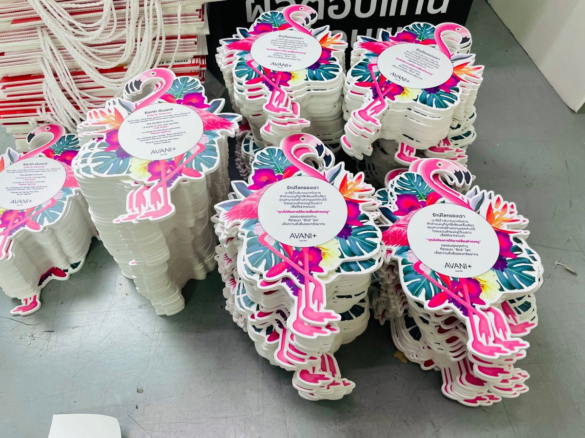 ป้ายแขวน ป้ายคล้องโซ่ และป้ายห้อย พิมพ์คมชัด แข็งแรง ใช้งานสะดวก เหมาะสำหรับป้ายร้านค้า ป้ายประชาสัมพันธ์ และงานอีเวนต์