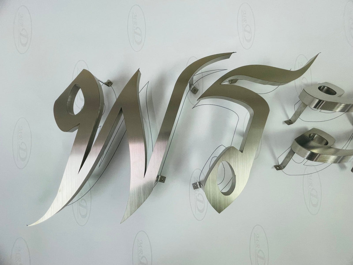 ป้ายชื่อบริษัทอักษรโลหะ อักษรสแตนเลส แข็งแรง ทนทาน เหมาะสำหรับป้ายบริษัทและอาคารสำนักงาน