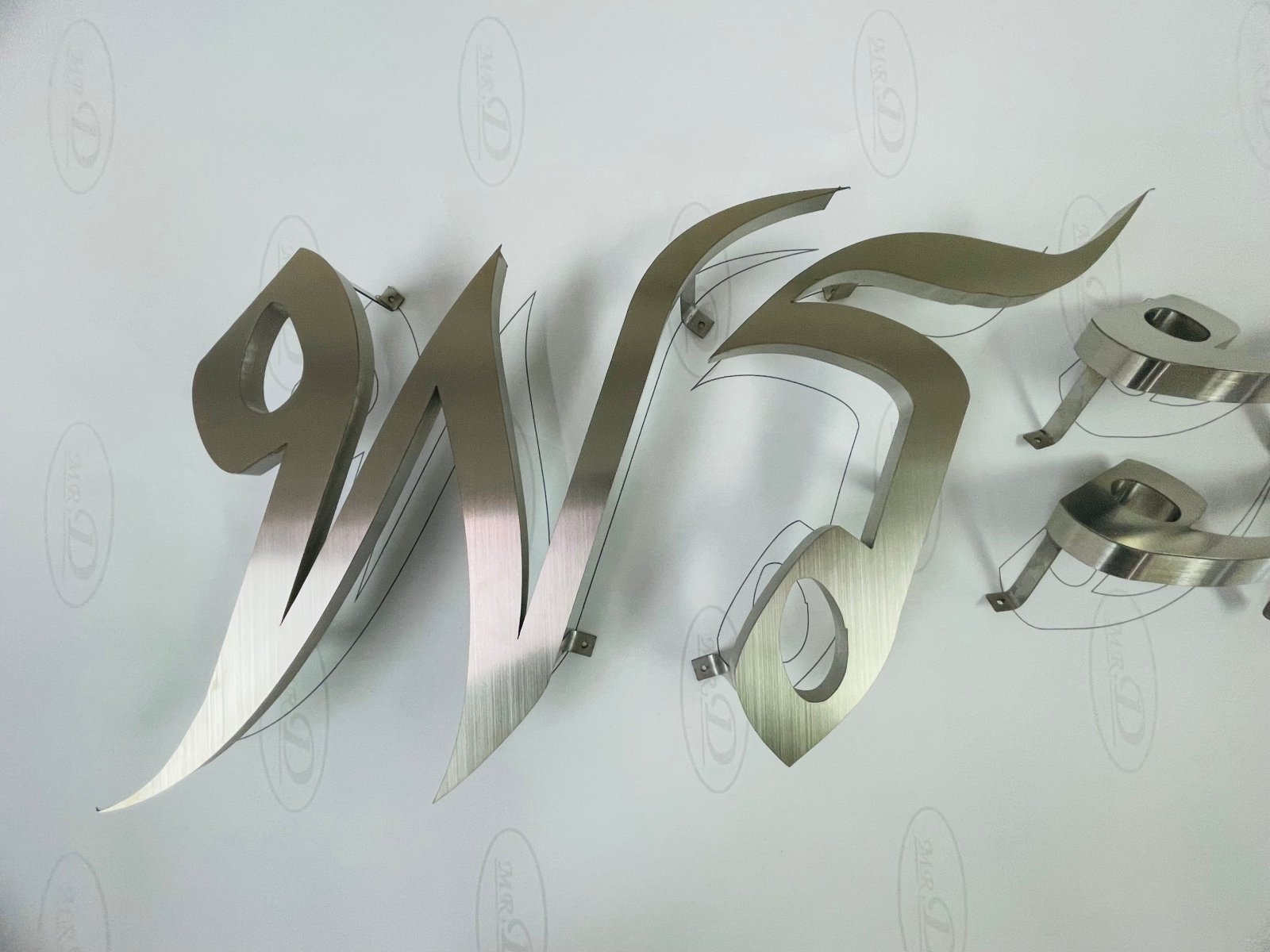 ป้ายชื่อบริษัทอักษรโลหะ อักษรสแตนเลส แข็งแรง ทนทาน เหมาะสำหรับป้ายบริษัทและอาคารสำนักงาน