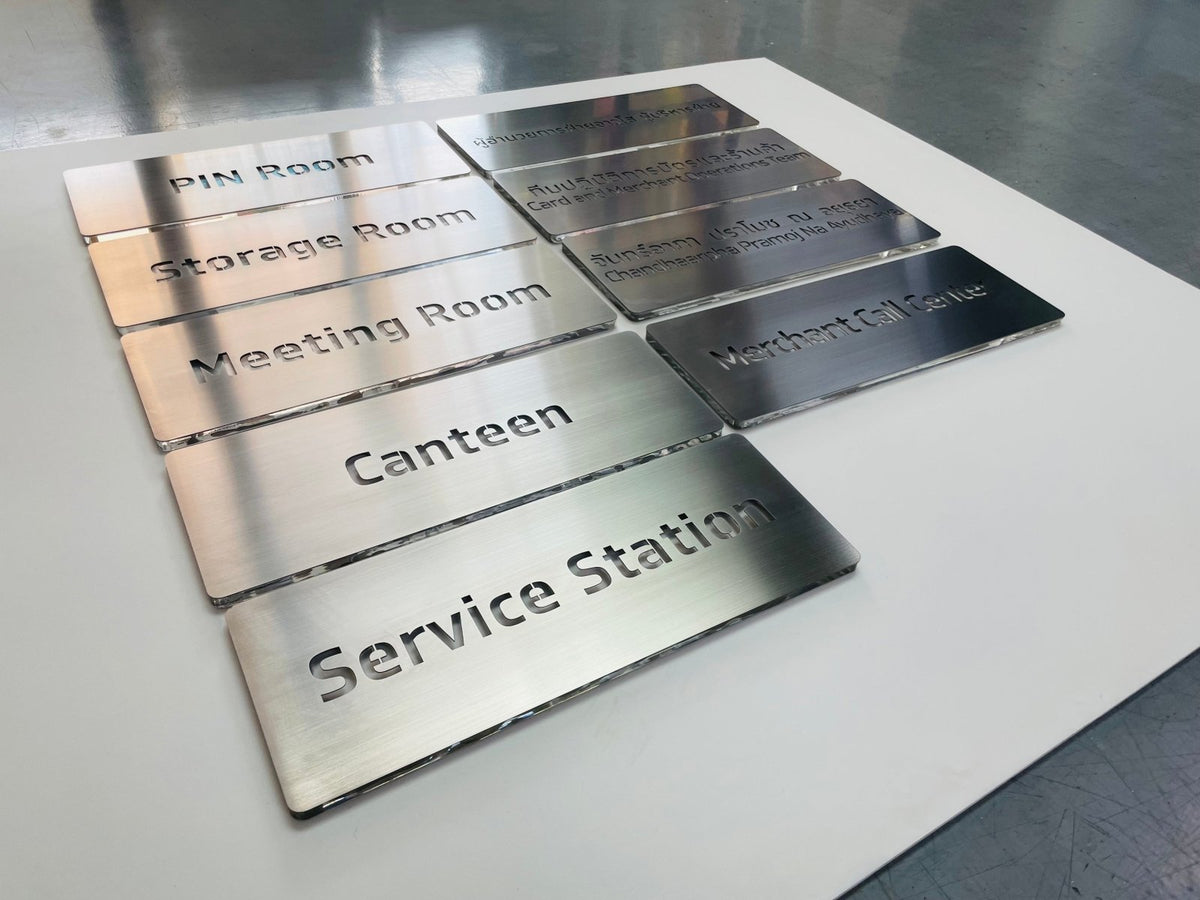 ป้ายสแตนเลสเงินแฮร์ไลน์ ผิวด้านหรูหรา แข็งแรง ทนทาน เหมาะสำหรับป้ายบริษัทและงานตกแต่งอาคาร