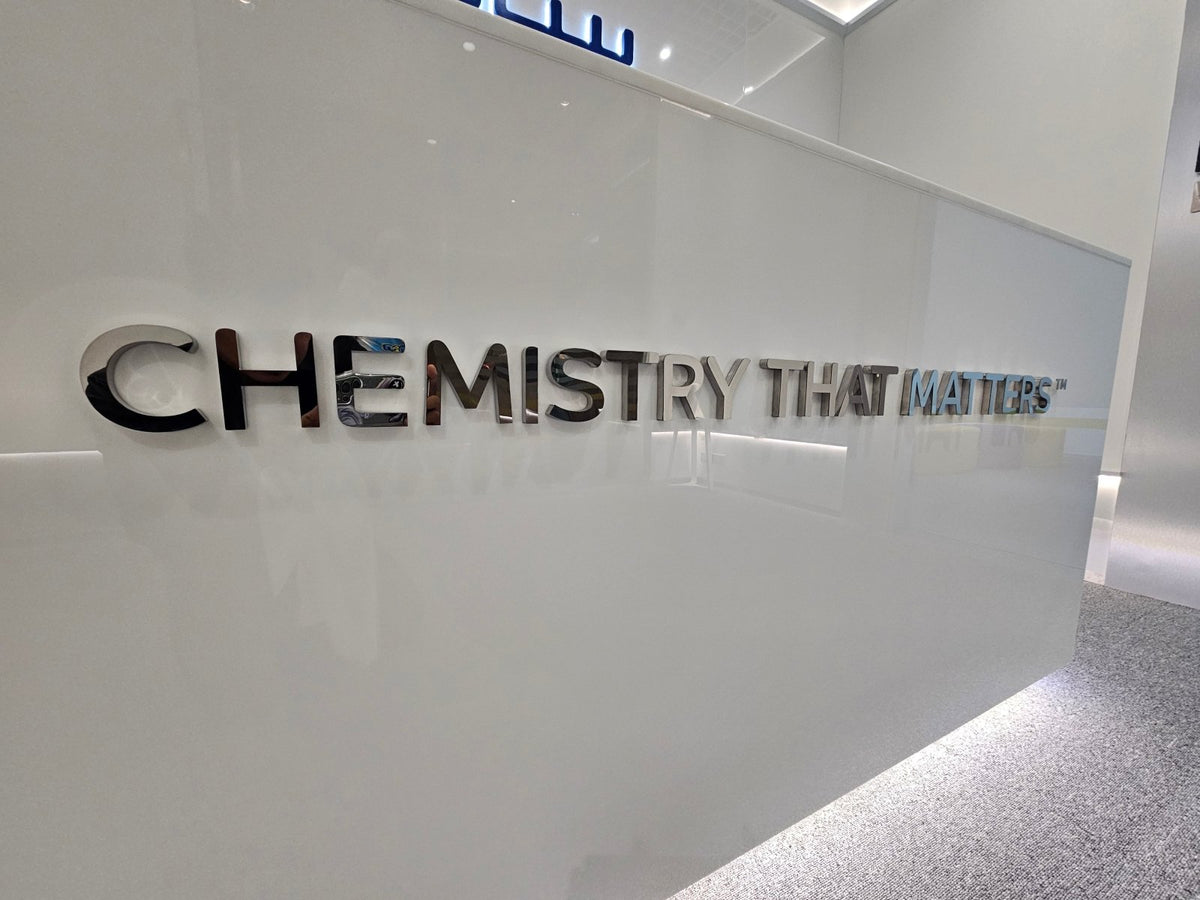 ป้ายสแตนเลส เงินเงา BA ผิวเงาเรียบหรู สะท้อนชัดเจน เหมาะสำหรับป้ายบริษัทและอาคารสำนักงาน