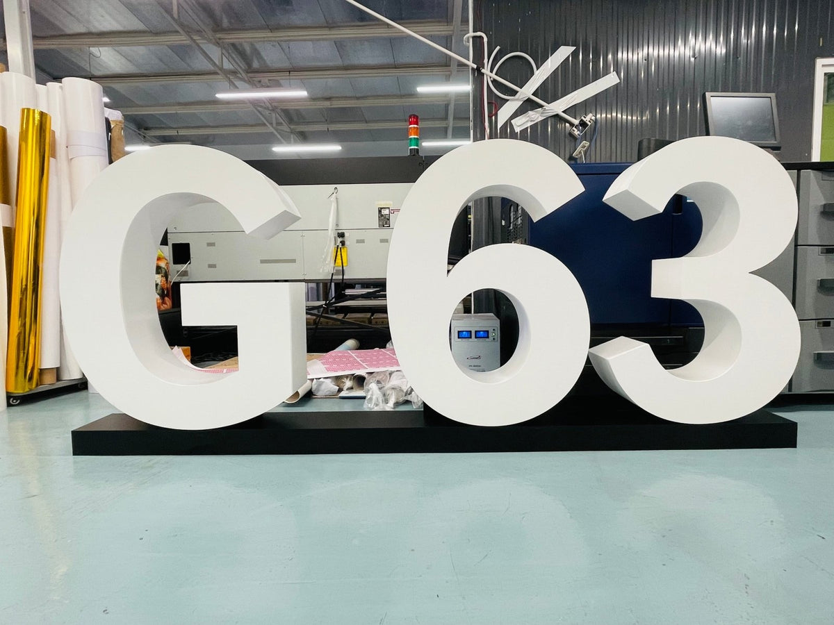 ป้ายโลโก้ตั้งพื้น และป้ายตั้งประกอบฉากถ่ายรูป ดีไซน์สวยสะดุดตา เหมาะสำหรับงานอีเวนต์ งานเปิดตัวสินค้า และการโปรโมทร้านค้า