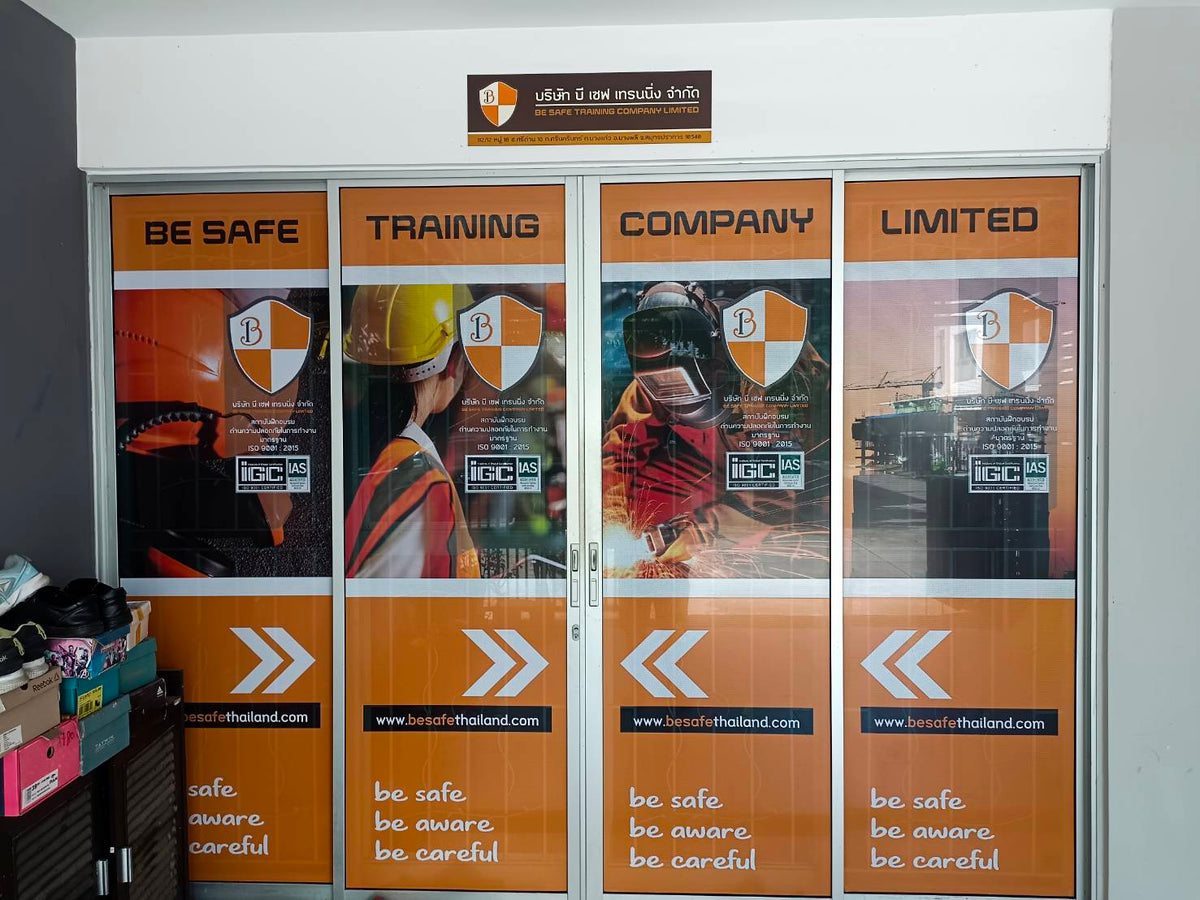 สติ๊กเกอร์ติดกระจก ทึบแสง กันแดด และโปร่งแสง พิมพ์คมชัด ช่วยลดแสงแดด เพิ่มความเป็นส่วนตัว เหมาะสำหรับอาคารและร้านค้า