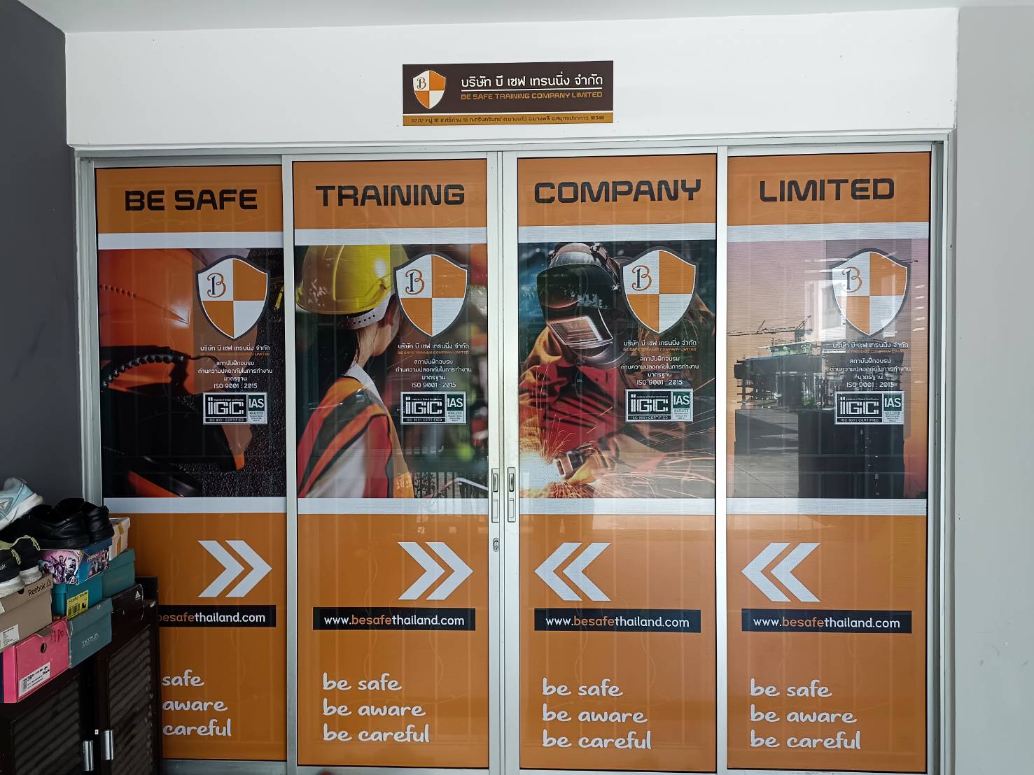 สติ๊กเกอร์ติดกระจก ทึบแสง กันแดด และโปร่งแสง พิมพ์คมชัด ช่วยลดแสงแดด เพิ่มความเป็นส่วนตัว เหมาะสำหรับอาคารและร้านค้า