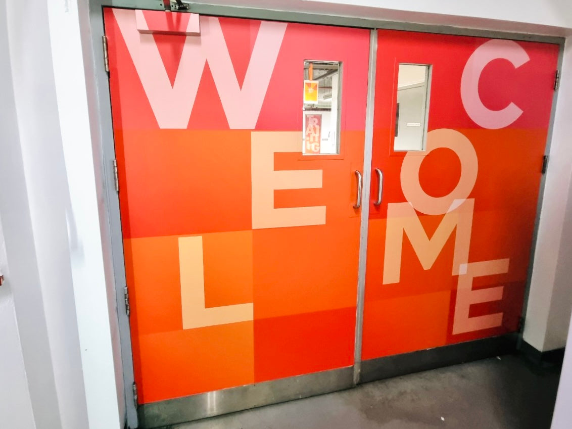 สติ๊กเกอร์ติดผนังห้อง และผนังปูน Wall Sticker พิมพ์ลายคมชัด ติดตั้งง่าย เหมาะสำหรับตกแต่งบ้าน ร้านค้า และออฟฟิศ