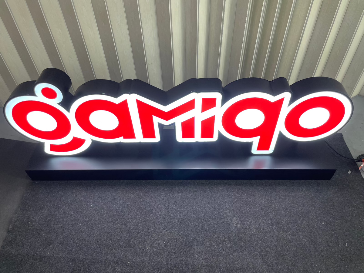 ป้ายโลโก้ตั้งพื้น และป้ายตั้งประกอบฉากถ่ายรูป ดีไซน์สวยสะดุดตา เหมาะสำหรับงานอีเวนต์ งานเปิดตัวสินค้า และการโปรโมทร้านค้า