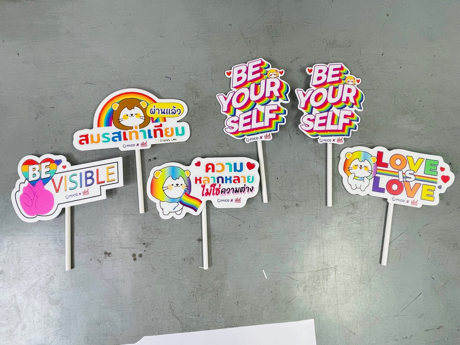 ป้ายถือถ่ายรูป ป้ายพร็อพ สำหรับงานแต่ง งานอีเวนต์ และปาร์ตี้ ดีไซน์น่ารัก พิมพ์คมชัด เพิ่มความสนุกในการถ่ายภาพ