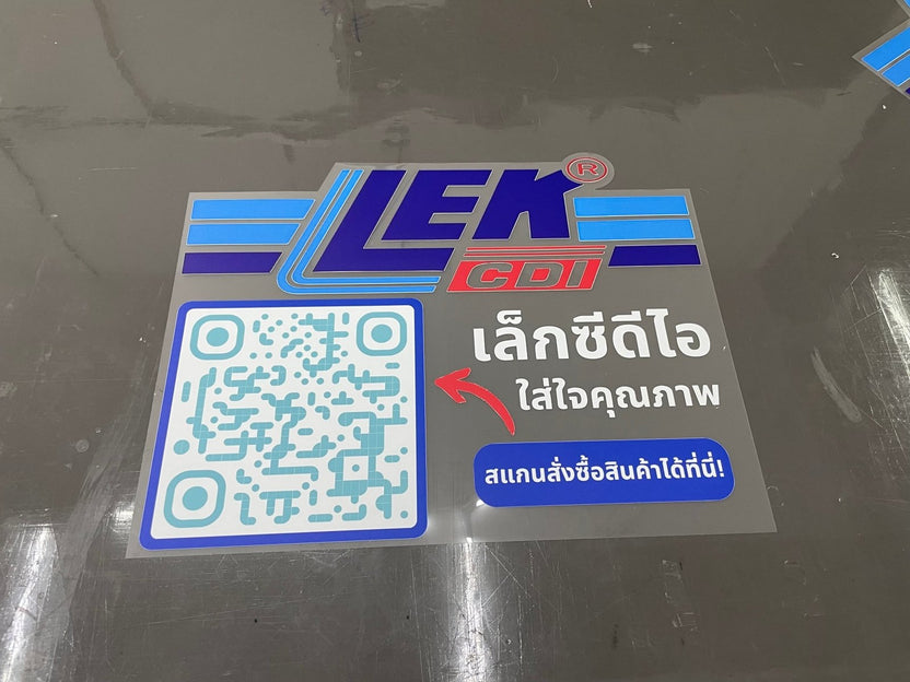 สติ๊กเกอร์ใสติดกระจก โปร่งใส พิมพ์คมชัด เหมาะสำหรับโชว์รูม ร้านค้า และงานตกแต่งอาคาร