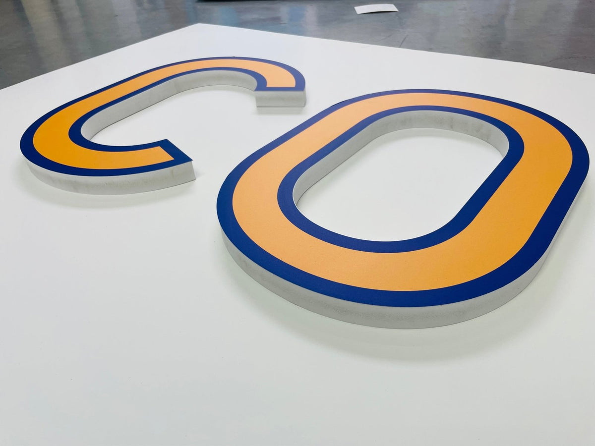 ป้ายพลาสวูดไดคัท และพลาสวูดตัวนูน พิมพ์คมชัด แข็งแรง ทนทาน เหมาะสำหรับป้ายร้านค้า ป้ายบริษัท และงานตกแต่งอาคาร