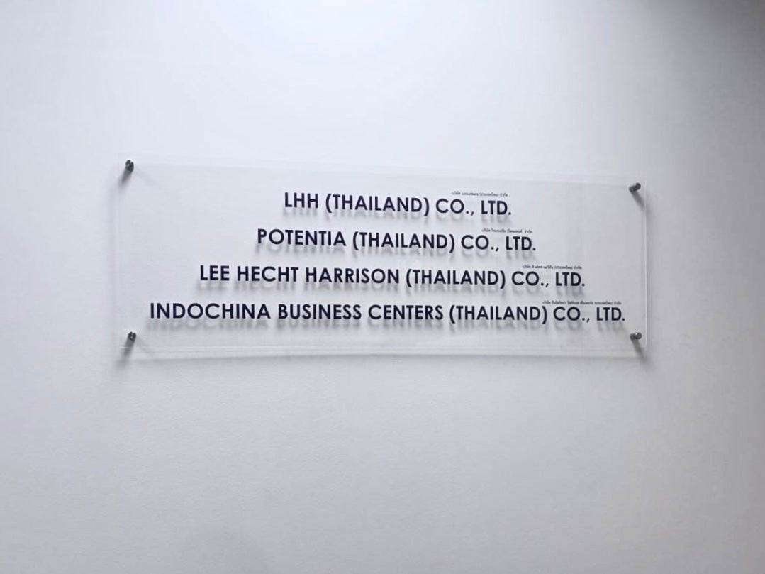 ป้ายอะคริลิคหมุดลอย Standoff ดีไซน์โมเดิร์น พิมพ์คมชัด เหมาะสำหรับป้ายบริษัทและสำนักงาน