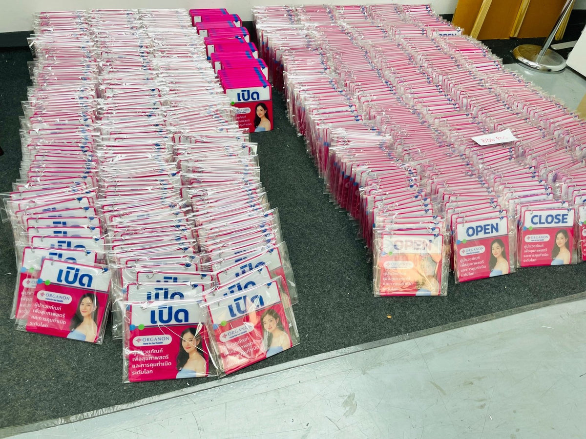 ป้ายแขวน ป้ายคล้องโซ่ และป้ายห้อย พิมพ์คมชัด แข็งแรง ใช้งานสะดวก เหมาะสำหรับป้ายร้านค้า ป้ายประชาสัมพันธ์ และงานอีเวนต์