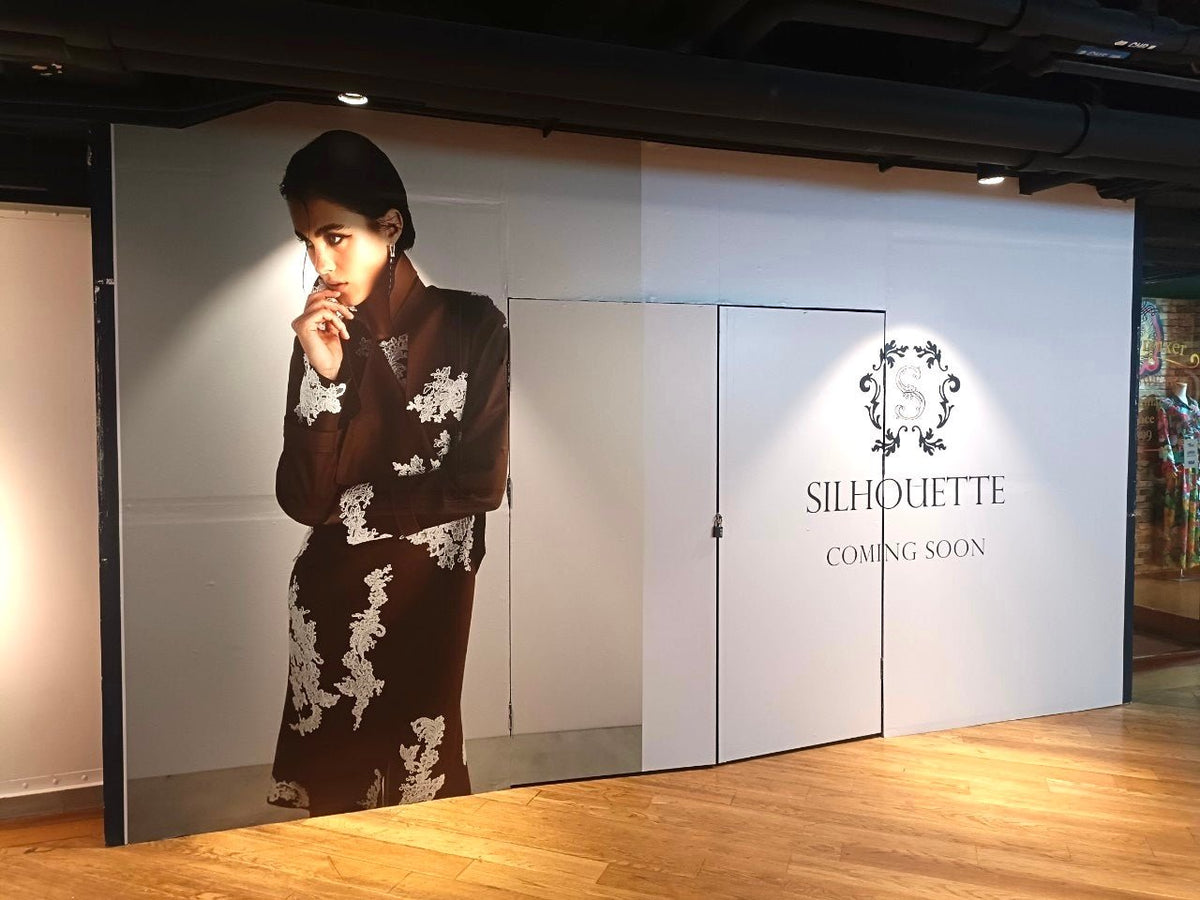 สติ๊กเกอร์และป้ายปิดปรับปรุงร้าน Coming Soon พิมพ์คมชัด สีสด เหมาะสำหรับติดหน้าร้าน โครงการใหม่ และงานรีโนเวท