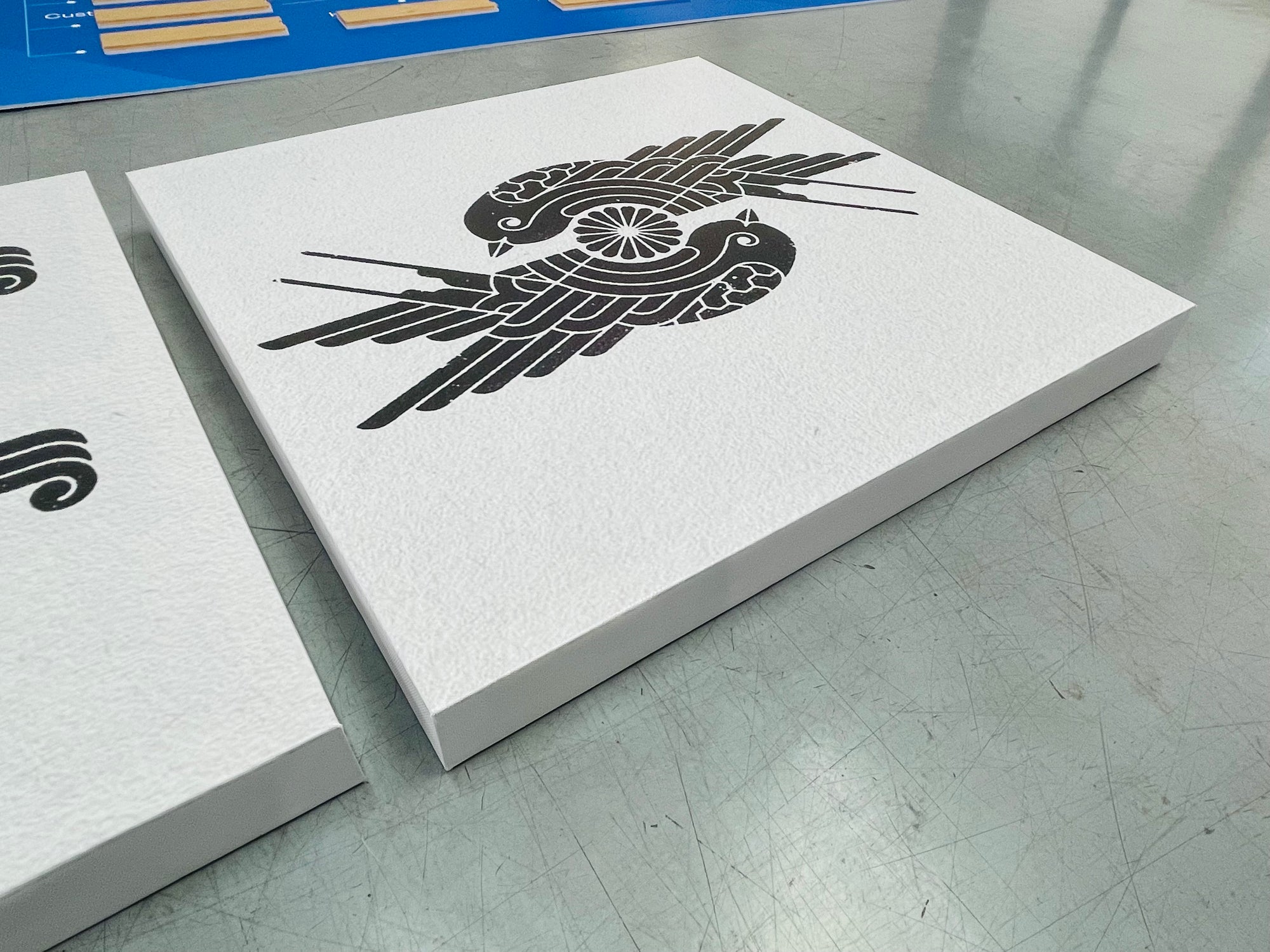 ภาพแคนวาสติดผนังนกนั่งสไตล์ลายปีกซับซ้อนวงกลมกลาง