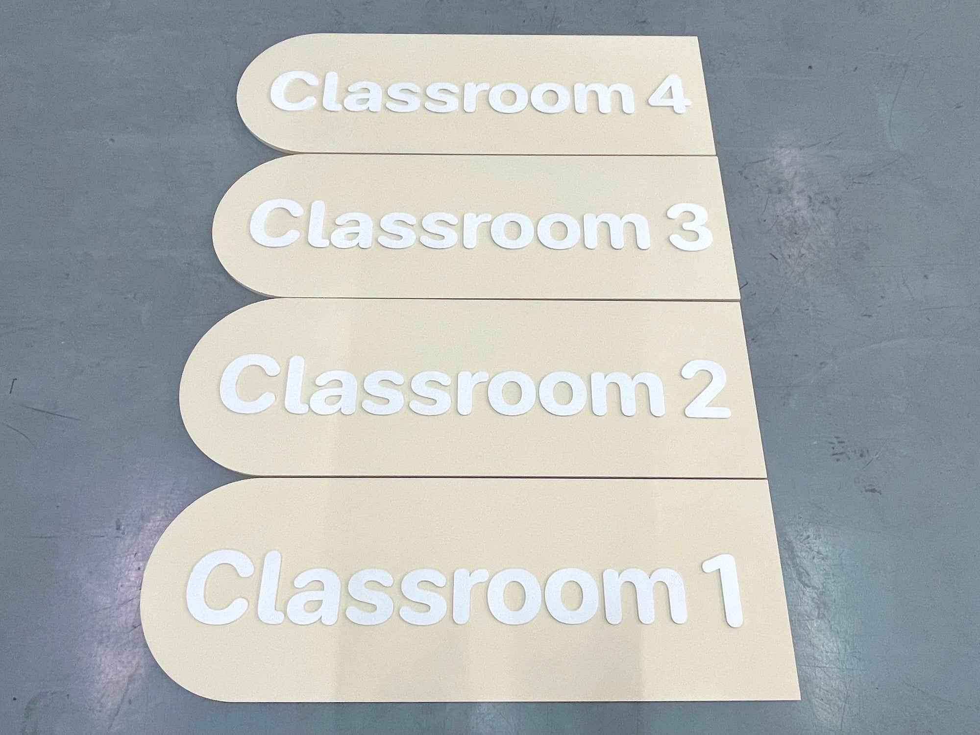 ป้ายหน้าห้อง ป้ายห้องประชุม และป้ายแผนก ดีไซน์เรียบหรู พิมพ์คมชัด เหมาะสำหรับอาคารสำนักงาน โรงเรียน และโรงพยาบาล