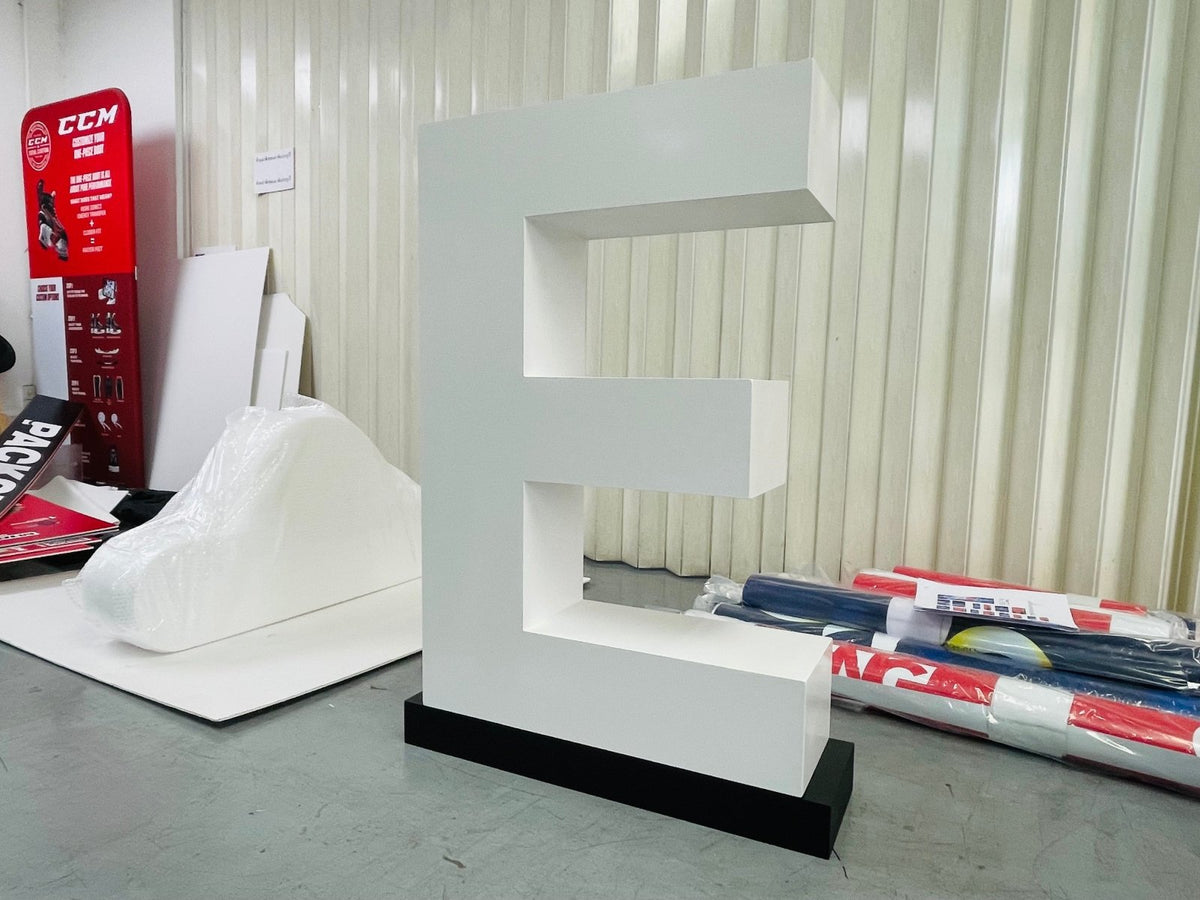 ป้ายโลโก้ตั้งพื้น และป้ายตั้งประกอบฉากถ่ายรูป ดีไซน์สวยสะดุดตา เหมาะสำหรับงานอีเวนต์ งานเปิดตัวสินค้า และการโปรโมทร้านค้า