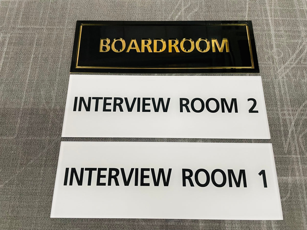 ป้ายหน้าห้อง ป้ายห้องประชุม และป้ายแผนก ดีไซน์เรียบหรู พิมพ์คมชัด เหมาะสำหรับอาคารสำนักงาน โรงเรียน และโรงพยาบาล
