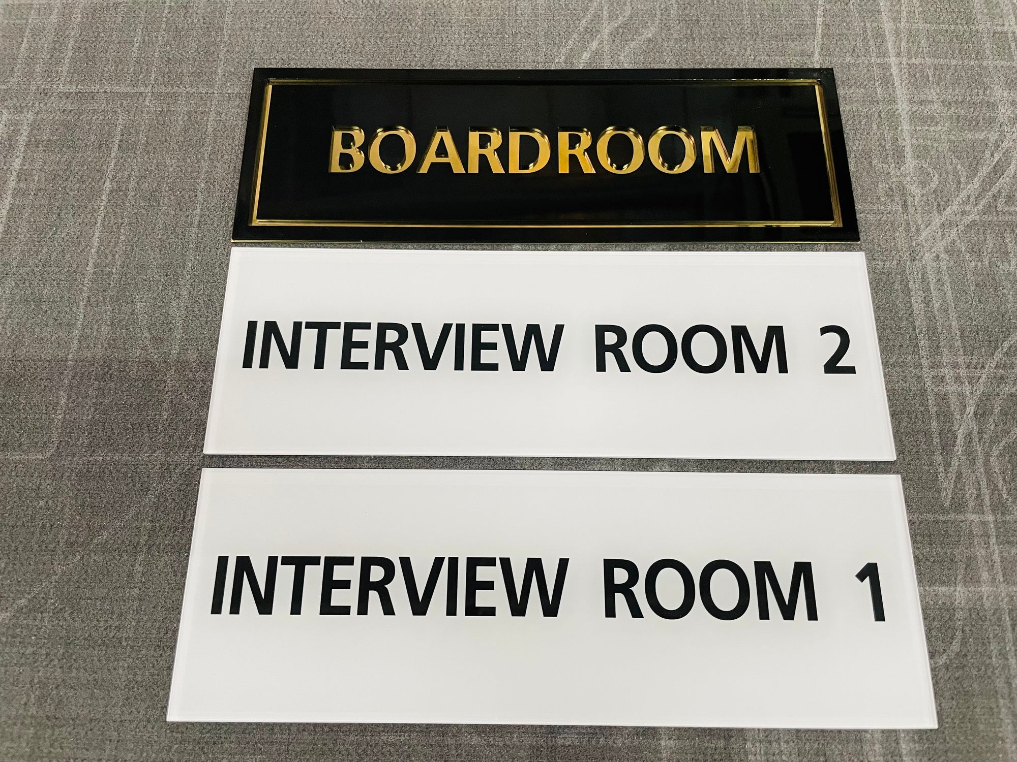 ป้ายหน้าห้อง ป้ายห้องประชุม และป้ายแผนก ดีไซน์เรียบหรู พิมพ์คมชัด เหมาะสำหรับอาคารสำนักงาน โรงเรียน และโรงพยาบาล