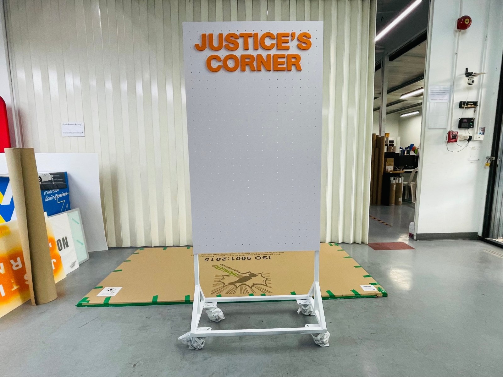 บอร์ดแขวนอุปกรณ์ Pegboard แข็งแรง ใช้งานสะดวก เหมาะสำหรับโชว์สินค้า ร้านค้า และออฟฟิศ