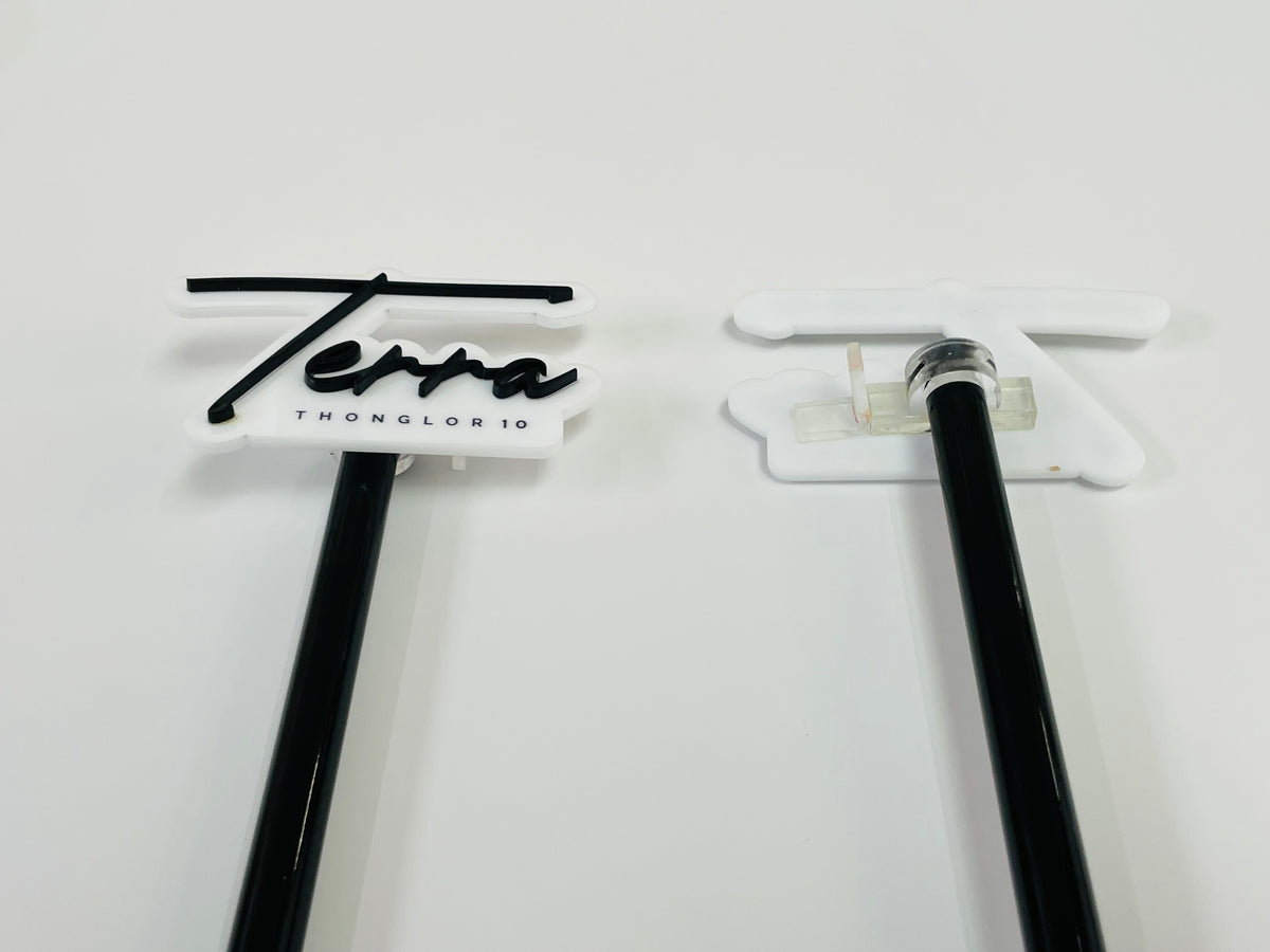 ป้ายไมค์ โลโก้ไมค์ และป้ายหัวไมค์ พิมพ์คมชัด ดีไซน์สวย เหมาะสำหรับงานอีเวนต์ สื่อประชาสัมพันธ์ รายการทีวี และงานโปรโมชัน