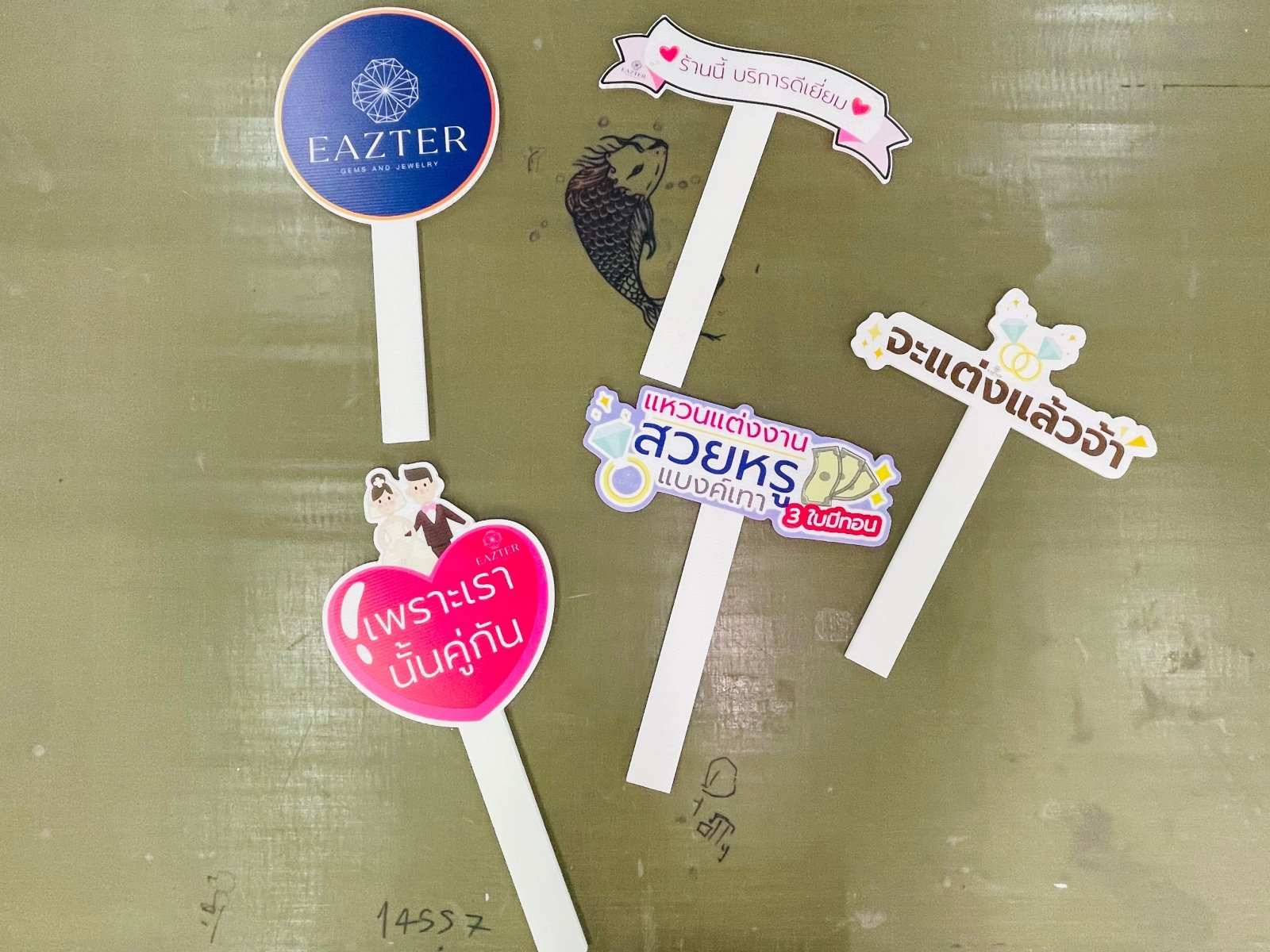 ป้ายถือถ่ายรูป ป้ายพร็อพ สำหรับงานแต่ง งานอีเวนต์ และปาร์ตี้ ดีไซน์น่ารัก พิมพ์คมชัด เพิ่มความสนุกในการถ่ายภาพ