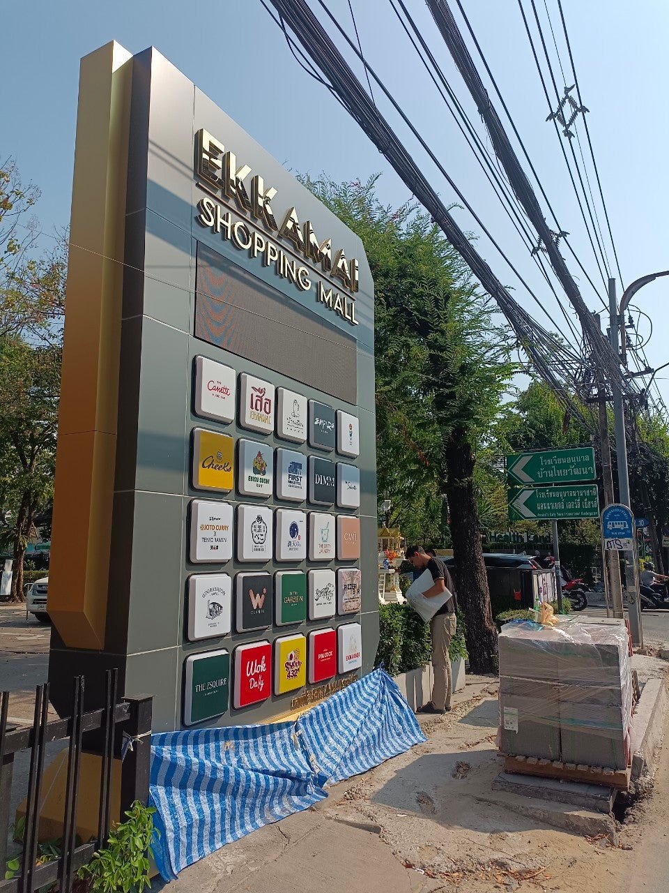 ป้ายเสา Pylon ป้ายทาวเวอร์ ดีไซน์โดดเด่น แข็งแรง ทนทาน เหมาะสำหรับป้ายบริษัท โครงการ อาคาร และงานโฆษณากลางแจ้ง