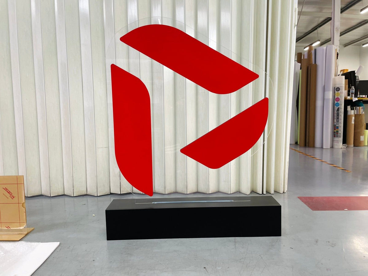 ป้ายโลโก้ตั้งพื้น และป้ายตั้งประกอบฉากถ่ายรูป ดีไซน์สวยสะดุดตา เหมาะสำหรับงานอีเวนต์ งานเปิดตัวสินค้า และการโปรโมทร้านค้า