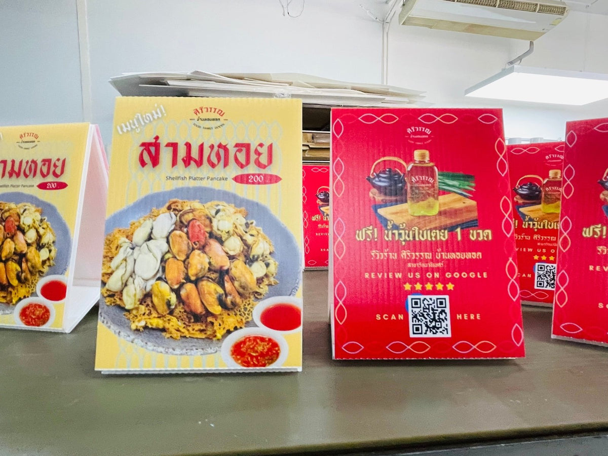 เต้นท์การ์ด สแตนดี้ตั้งโต๊ะ ป้ายตั้งฟิวเจอร์บอร์ด และป้ายสามเหลี่ยมตั้งโต๊ะ พิมพ์คมชัด เหมาะสำหรับเมนู โปรโมชั่น และป้ายโฆษณา