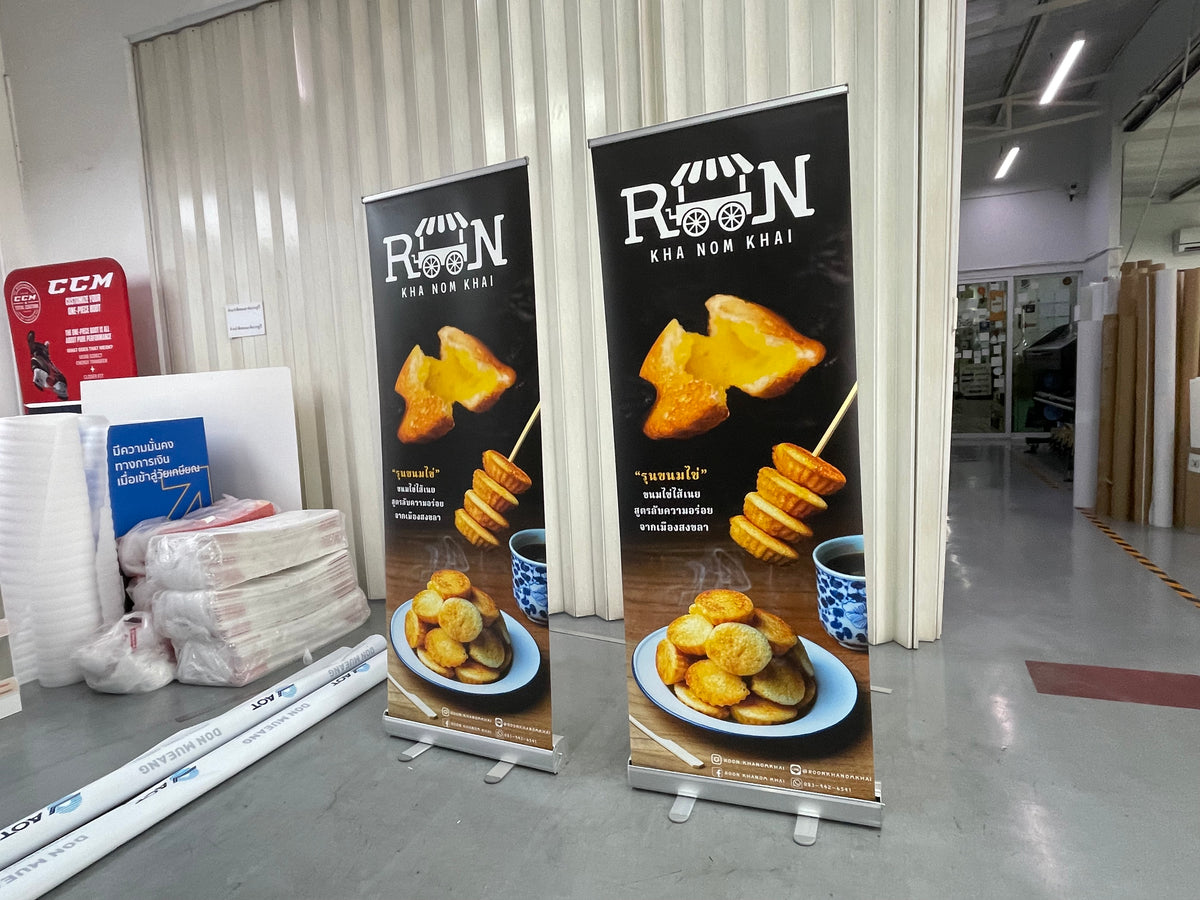 ป้าย Roll Up สำหรับออกบูธ งานแสดงสินค้า และโปรโมทร้านค้า Roll Up Printing ป้ายโฆษณาพร้อมโลโก้และข้อความโปรโมต