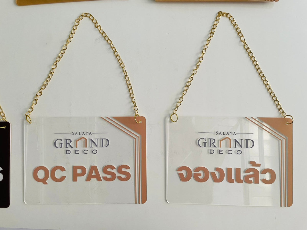 ป้ายแขวน ป้ายคล้องโซ่ และป้ายห้อย พิมพ์คมชัด แข็งแรง ใช้งานสะดวก เหมาะสำหรับป้ายร้านค้า ป้ายประชาสัมพันธ์ และงานอีเวนต์